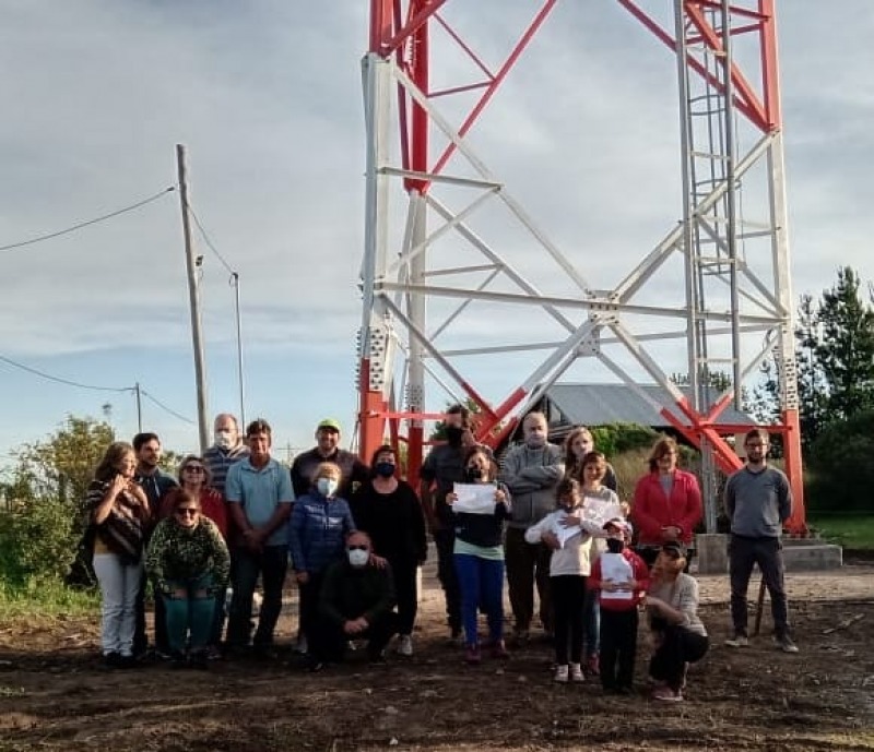 Antena en Colonia Nievas: vecinos entregaron el petitorio